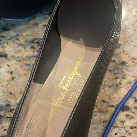 Salvatore Ferragamo black leather low pump - Picture 3 of 5